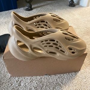 Men’s size 10 ochre Yeezy foam runners